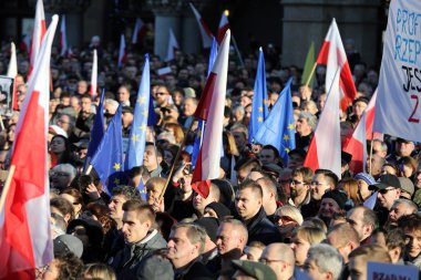 Cracow, Main Square - demokrasi hukuk hükümet Pis Polonya üzerinden break karşı savunma koruma Komitesi gösteri.