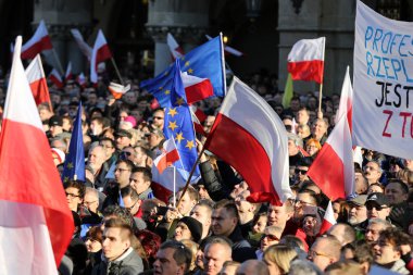Cracow, Main Square - demokrasi hukuk hükümet Pis Polonya üzerinden break karşı savunma koruma Komitesi gösteri.