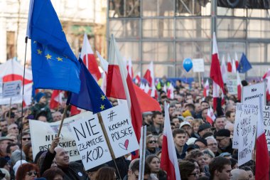 Cracow, Main Square - demokrasi hukuk hükümet Pis Polonya üzerinden break karşı savunma koruma Komitesi gösteri.