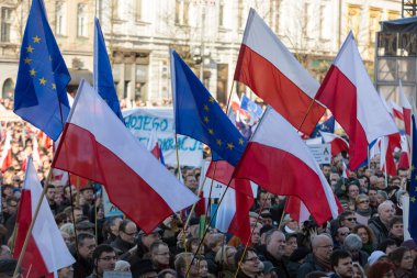 Cracow, Main Square - demokrasi hukuk hükümet Pis Polonya üzerinden break karşı savunma koruma Komitesi gösteri.