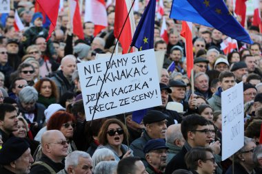 Cracow, Main Square - demokrasi hukuk hükümet Pis Polonya üzerinden break karşı savunma koruma Komitesi gösteri.