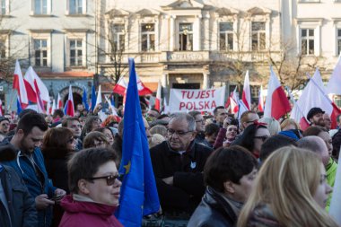 Cracow, Main Square - demokrasi hukuk hükümet Pis Polonya üzerinden break karşı savunma koruma Komitesi gösteri.
