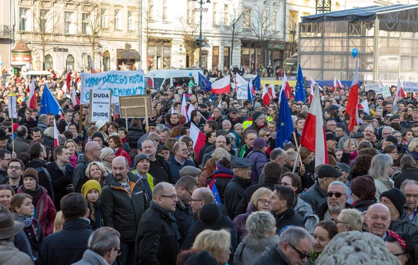 Краков, Главная площадь - Демонстрация Комитета по защите демократии от нарушения закона через правительство PIS в Польше . — стоковое фото