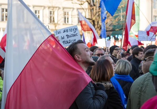 Краків, Центральна площа - демонстрація комітет оборони захисту демократії проти перерву права через уряду ПіС у Польщі. — стокове фото