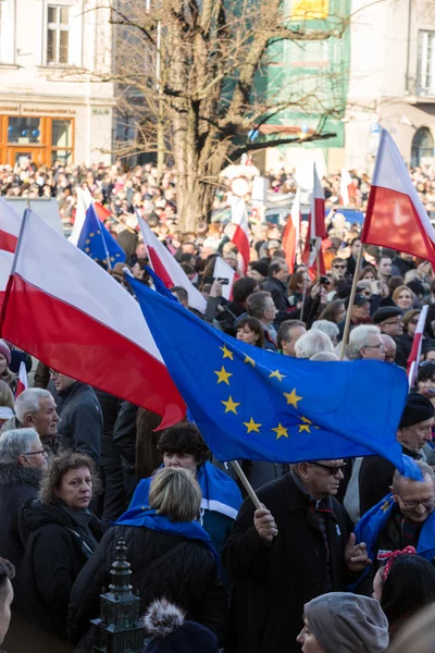 Краків, Центральна площа - демонстрація комітет оборони захисту демократії проти перерву права через уряду ПіС у Польщі. — стокове фото