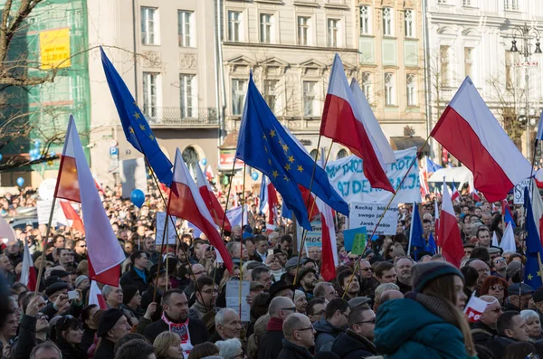 クラクフ中央広場 - 政府ポーランドで小僧を通じて法律の壊れ目に対して民主主義の防衛保護の委員会のデモ. — ストック写真