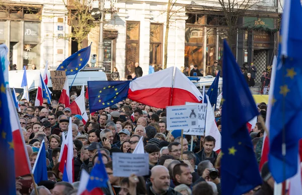 Cracow, Main Square - demokrasi hukuk hükümet Pis Polonya üzerinden break karşı savunma koruma Komitesi gösteri.