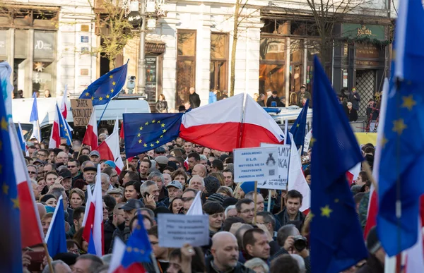 Краков, Главная площадь - Демонстрация Комитета по защите демократии от нарушения закона через правительство PIS в Польше . — стоковое фото