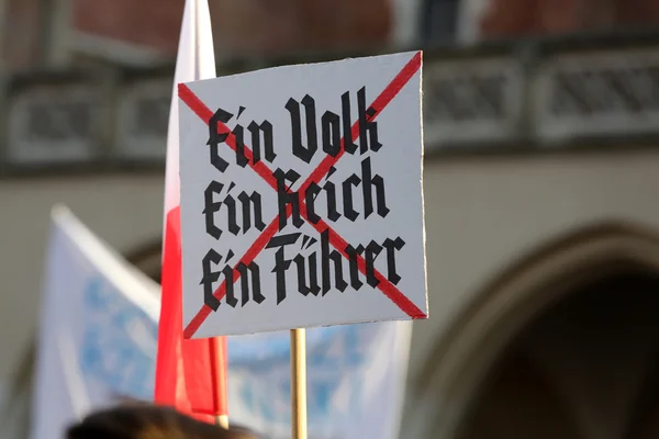 Krakkó fő tér - a demonstráció, a Bizottság a demokrácia, a break keresztül a kormány a Pis a Lengyelország elleni védelmi védelme. — Stock Fotó