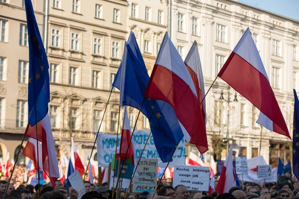 Krakau, Hauptplatz - Demonstration des Komitees zum Schutz der Demokratie gegen den Rechtsbruch durch die Regierung in Polen. — Stockfoto