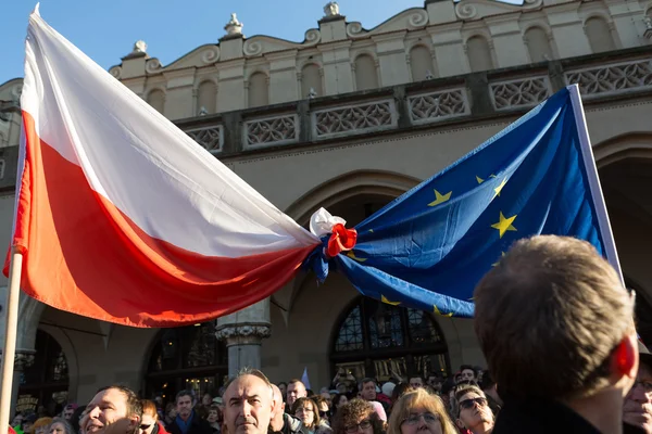 Краків, Центральна площа - демонстрація комітет оборони захисту демократії проти перерву права через уряду ПіС у Польщі. — стокове фото