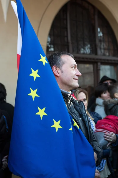 Cracovia, Plaza de Armas - La manifestación del Comité de Defensa de la Democracia contra la violación de la ley a través del PIS del gobierno en Polonia . —  Fotos de Stock