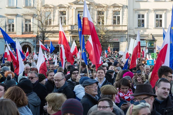 Krakau, Hauptplatz - Demonstration des Komitees zum Schutz der Demokratie gegen den Rechtsbruch durch die Regierung in Polen. — Stockfoto