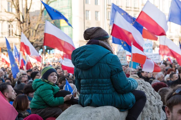 Краків, Центральна площа - демонстрація комітет оборони захисту демократії проти перерву права через уряду ПіС у Польщі. — стокове фото