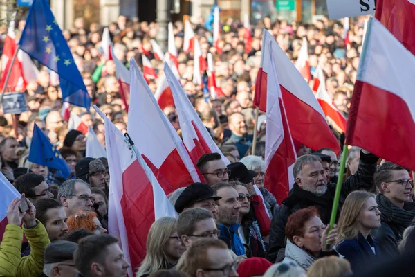 Краків, Центральна площа - демонстрація комітет оборони захисту демократії проти перерву права через уряду ПіС у Польщі. — стокове фото