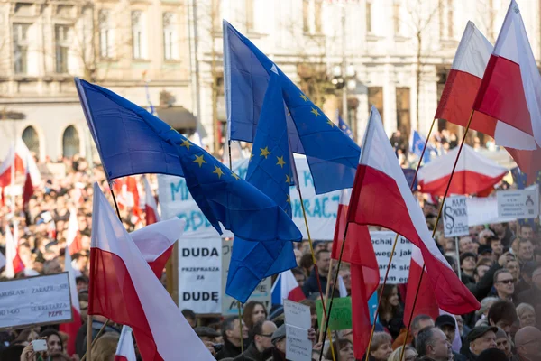 Cracovia, Plaza de Armas - La manifestación del Comité de Protección de la Democracia / KOD / —  Fotos de Stock