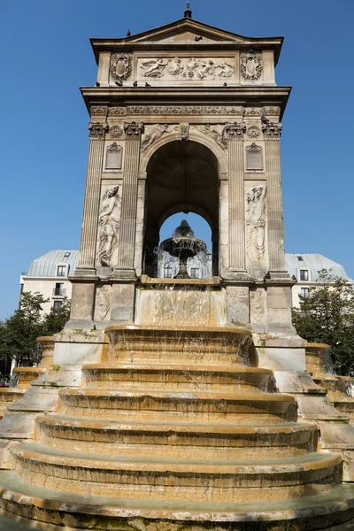 Paříž - Fontaine des Innocents je monumentální veřejná fontána se nachází na místě, Joachim-du-Bellay v okrese Les Halles, Paříž, Francie — Stock fotografie
