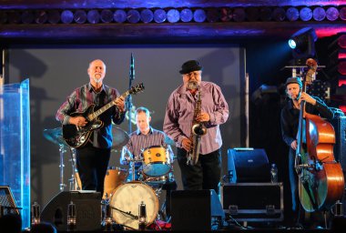 John Scofield ve Joe Lovano Quartet Cracow Jazz tüm ruhlar günü Festivali Wieliczka Salt Mine canlı müzik. Polonya
