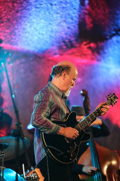 John Scofield tocando música en vivo en The Cracow Jazz All Souls Day Festival en The Wieliczka Salt Mine. Polonia — Foto de Stock