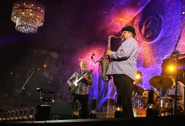 John Scofield y Joe Lovano Quartet tocan música en vivo en The Cracow Jazz All Souls Day Festival en The Wieliczka Salt Mine. Polonia —  Fotos de Stock