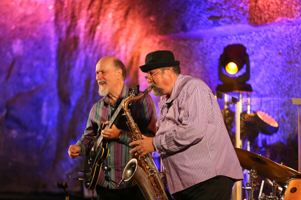 Джон Скофилд и квартет Джо Ловано исполняют живую музыку на фестивале The Cracow Jazz All Souls Day в соляной шахте Велички. Польша
