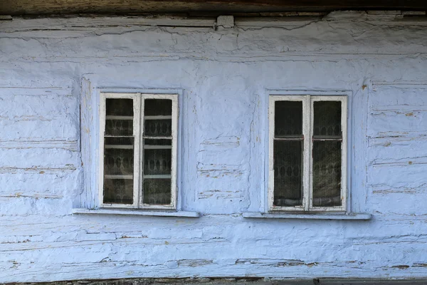 Παράθυρα από παλιά, ξύλινο εξοχικό σπίτι στην ύπαιθρο — Φωτογραφία Αρχείου