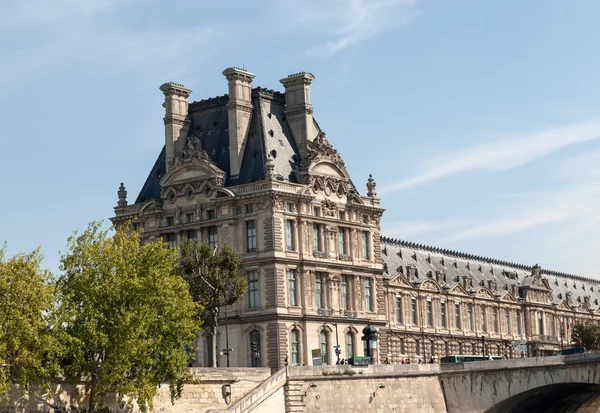 Louvren och floden Seine i Paris. Louvren är en av de största Museum i världen, tar emot mer än 8 miljoner besökare varje år. Paris, Frankrike — Stockfoto