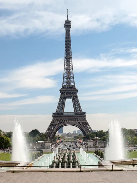 Parijs - Eiffel Tower gezien vanaf fontein in het Jardins du Trocadero — Stockfoto