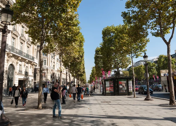 Na Champs-Elysees nejslavnější avenue Paříži a je plné obchodů, kaváren a restaurací. Paříž Francie — Stock fotografie