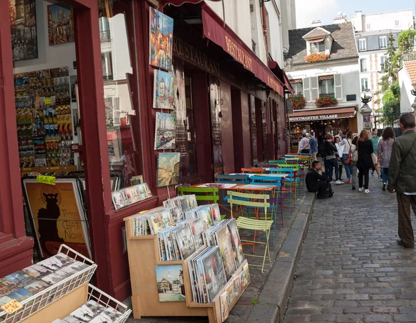Paris - Café ao ar livre parisiense muito colorido em Montmartre — Fotografia de Stock