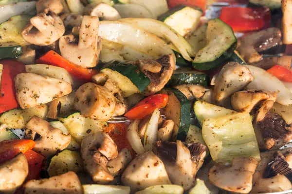 Barbecue met heerlijke gegrilde groenten op grill — Stockfoto