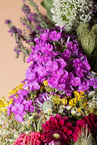 Handgemaakte mooie boeketten van bloemen en kruiden — Stockfoto