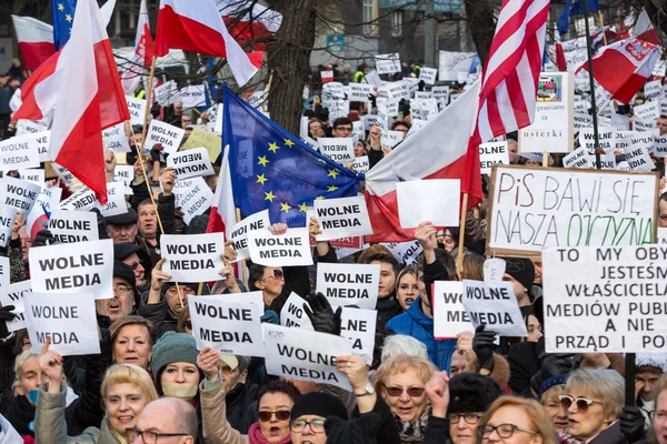 A manifestação do Comité da Defesa da Democracia KOD para os meios de comunicação social livres / meios de comunicação social voláteis / e a democracia contra o governo do PIS. Cracow, Polónia — Fotografia de Stock