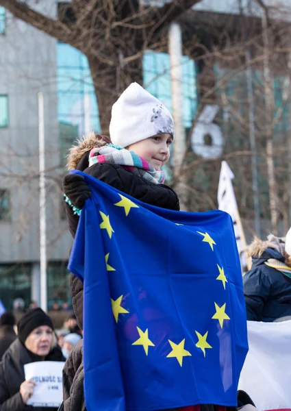 La manifestación del Comité de Defensa de la Democracia KOD por medios libres / medios lobos / y democracia contra el gobierno del PIS. Cracovia, Polonia —  Fotos de Stock