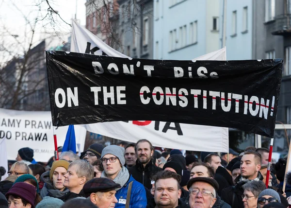 Manifestation de la commission de la défense de la démocratie KOD pour des médias libres / Wolne Media / et la démocratie contre le gouvernement PIS. Cracovie, Pologne — Photo