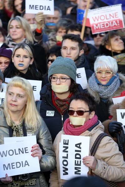 Manifestation de la commission de la défense de la démocratie KOD pour des médias libres / Wolne Media / et la démocratie contre le gouvernement PIS. Cracovie, Pologne — Photo