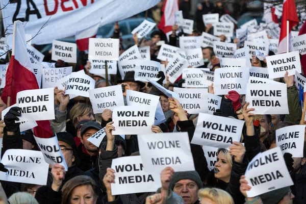 La manifestazione del Comitato per la Difesa della Democrazia KOD per i media liberi / wolne media / e la democrazia contro il governo del PIS. Cracovia, Polonia — Foto Stock