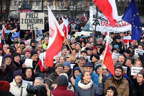 Демонстрация Комитета по защите демократии KOD за свободные средства массовой информации / Wolne media / и демократию против правительства PIS. Краков, Польша — стоковое фото
