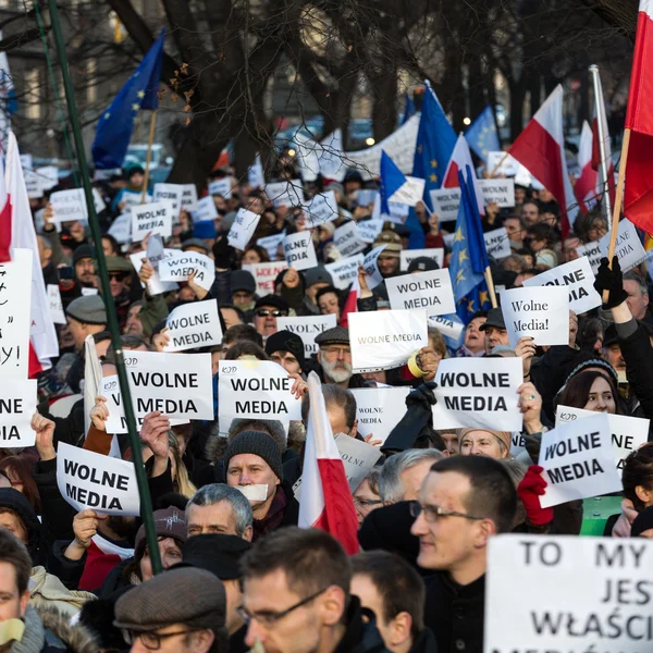 Демонстрация Комитета по защите демократии KOD за свободные средства массовой информации / Wolne media / и демократию против правительства PIS. Краков, Польша — стоковое фото