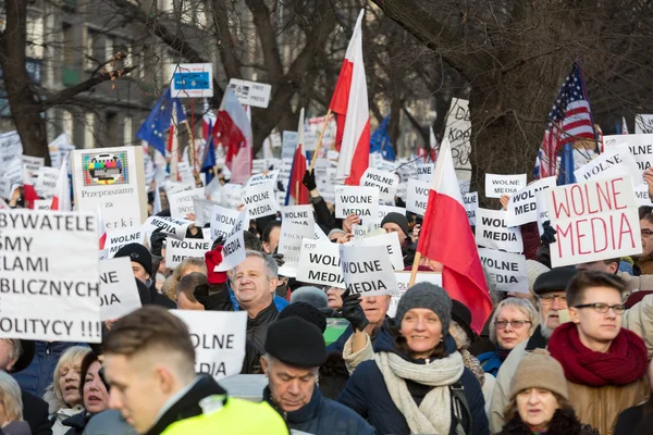 Die Demonstration des Komitees zur Verteidigung der Demokratie kod für freie Medien / wolne media / and democracy against pis government. Krakau, Polen — Stockfoto