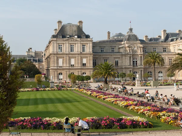 人在巴黎的卢森堡花园里享受阳光明媚的日子。卢森堡宫是法国参议院的官邸. — 图库照片