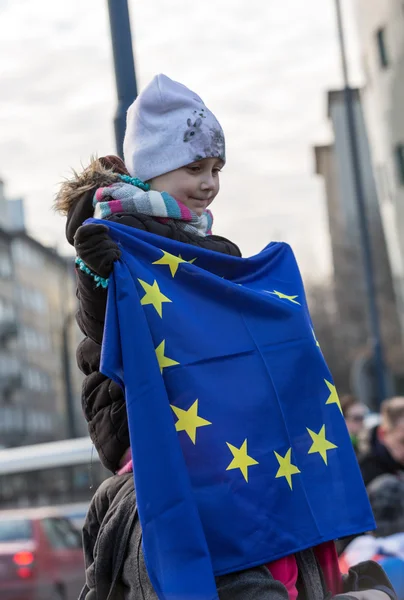 La manifestación del Comité de Defensa de la Democracia KOD por medios libres / medios lobos / y democracia contra el gobierno del PIS. Cracovia, Polonia —  Fotos de Stock