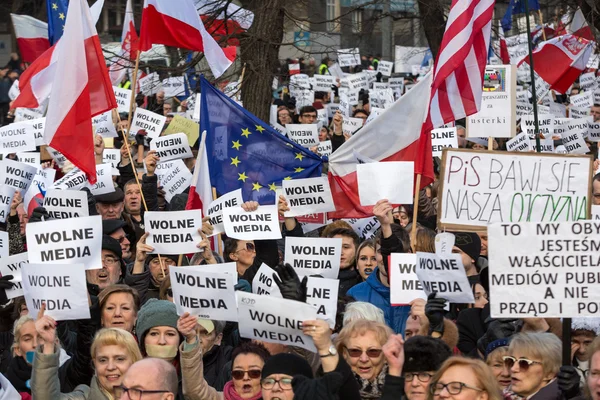 Die Demonstration des Komitees zur Verteidigung der Demokratie kod für freie Medien / wolne media / and democracy against pis government. Krakau, Polen — Stockfoto