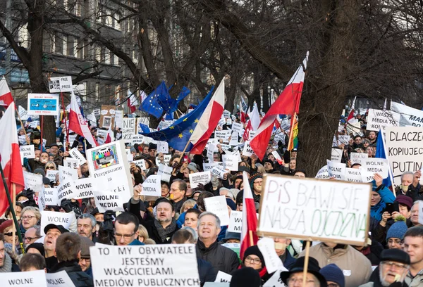 La manifestación del Comité de Defensa de la Democracia KOD por medios libres / medios lobos / y democracia contra el gobierno del PIS. Cracovia, Polonia —  Fotos de Stock
