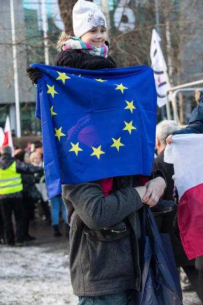 La manifestación del Comité de Defensa de la Democracia KOD por medios libres / medios lobos / y democracia contra el gobierno del PIS. Cracovia, Polonia —  Fotos de Stock