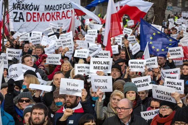 La manifestación del Comité de Defensa de la Democracia KOD por medios libres / medios lobos / y democracia contra el gobierno del PIS. Cracovia, Polonia — Foto de Stock