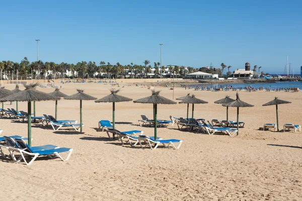 Lehátko na pláži caleta de fuste, Kanárské ostrov fuerteventura, Španělsko — Stock fotografie