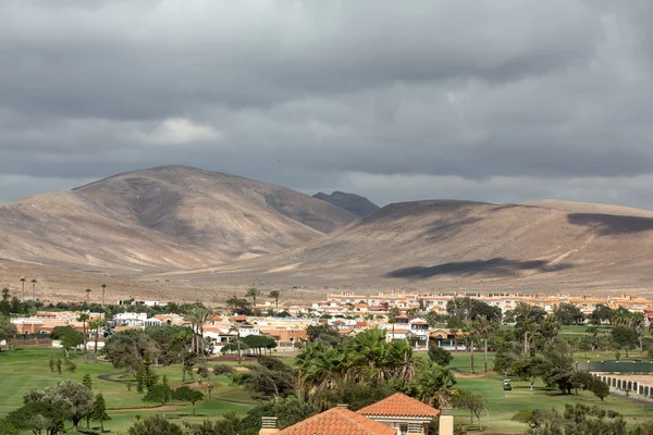 Golfplatz in caleta de fuste auf fuertaventura, kanarische insel, spanien — Stockfoto