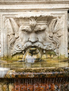 Villa Borghese, Roma, İtalya, bahçelerde bir insan kafası şeklinde mermer çeşme