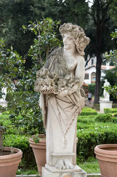 Estátua de mármore branco em Villa Borghese. Roma, Itália — Fotografia de Stock